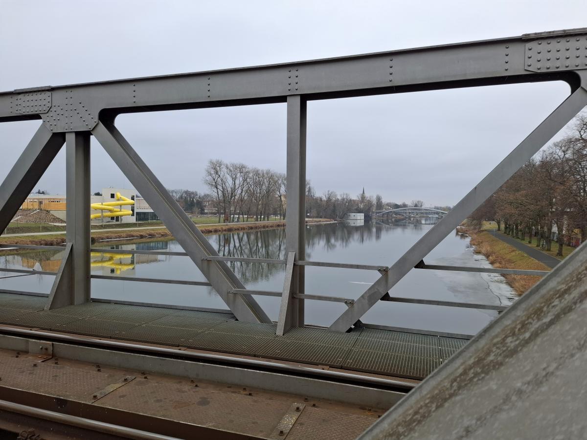 Pohled skrz železniční most na Relaxační centrum Labe